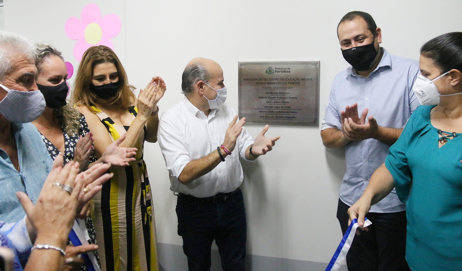 prefeito roberto cláudio descerra a placa de inauguração do centro de educação infantil